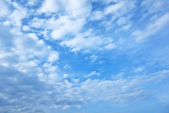 青空に遠くまで広がる綿雲（空 素材の背景フリー画像）