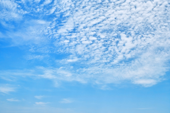青空高く浮かぶ白い羊雲（青空 テクスチャの背景フリー画像）