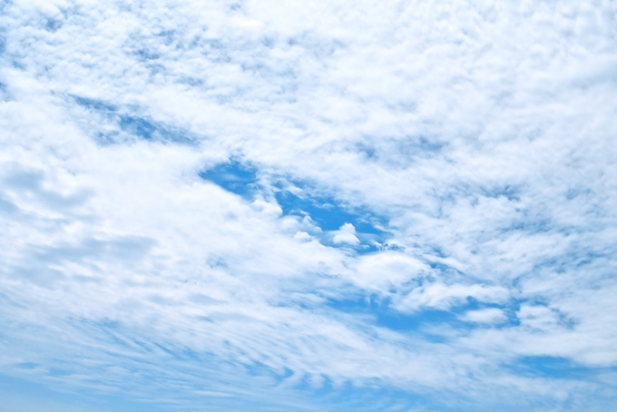 青空を覆う泡のような白い雲（空 壁紙の背景フリー画像）