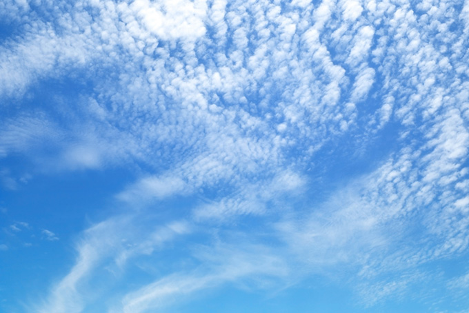 空に広がる小さな雲の大群（青空 テクスチャの背景フリー画像）