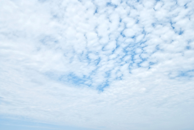 空一杯の羊雲から少し覗く青空（青空 テクスチャの背景フリー画像）