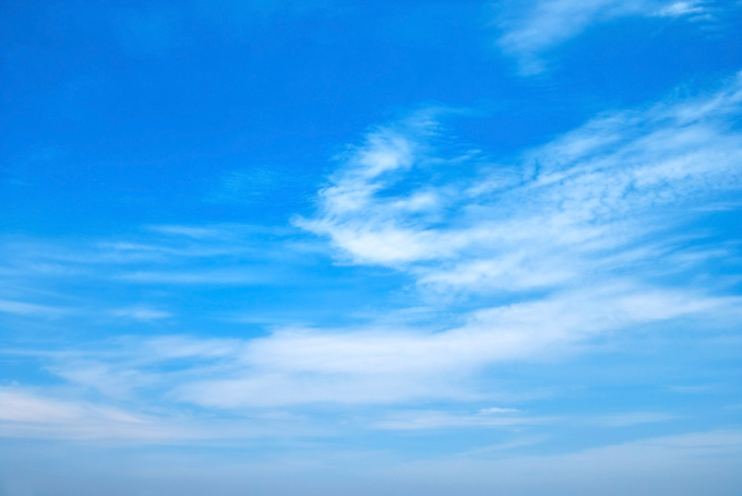 青空と川の流れのような雲（空 写真の背景フリー画像）