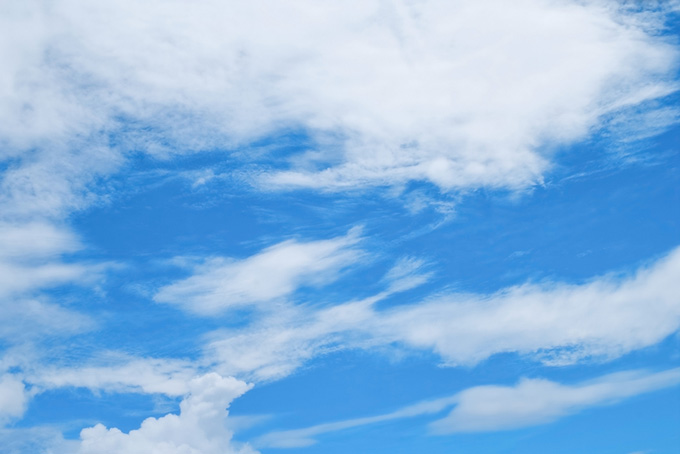 鮮やかな青空に流れるような雲（空 風景の背景フリー画像）