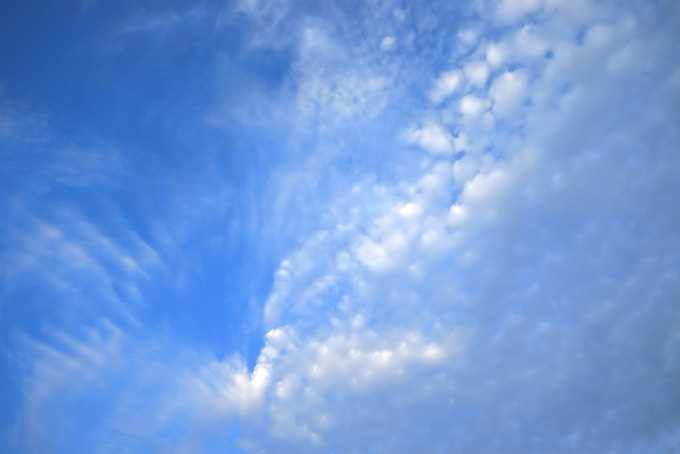 青空を割る雲の群れ（背景 空の背景フリー画像）