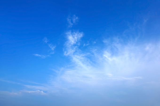 夏の青空に踊るような巻雲（青空 テクスチャの背景フリー画像）