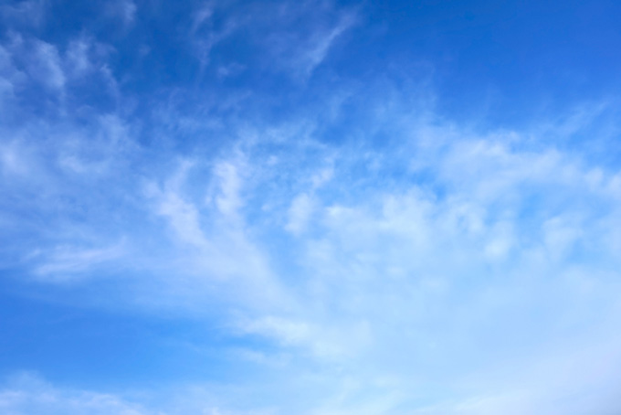 青空に立ち込める白い巻雲（空 風景の背景フリー画像）