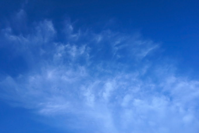 黒い青空に湧き上る雲（空 写真の背景フリー画像）