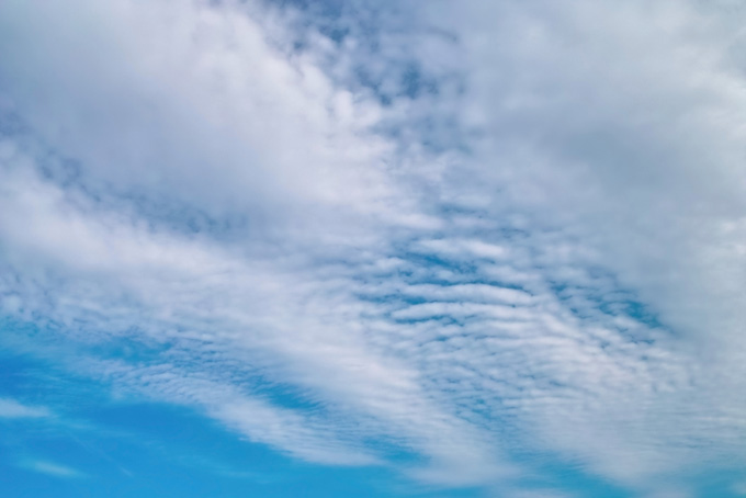 叢雲が波打つ様に被さる青空（背景 空の背景フリー画像）