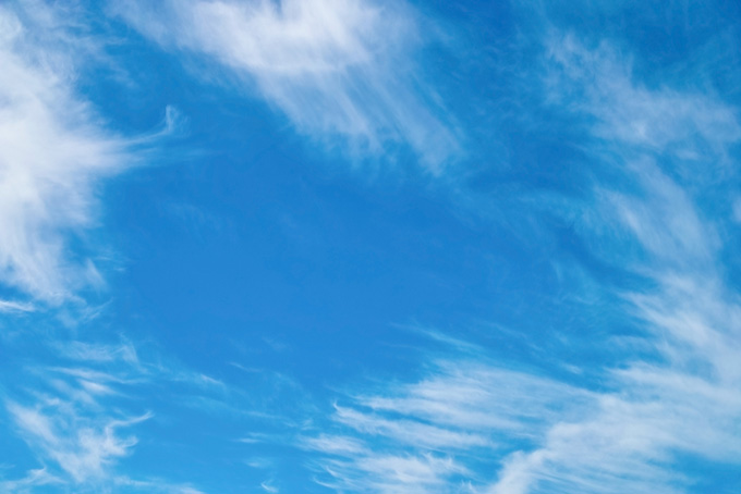 毛状巻雲が散らばる青空（背景 空の背景フリー画像）