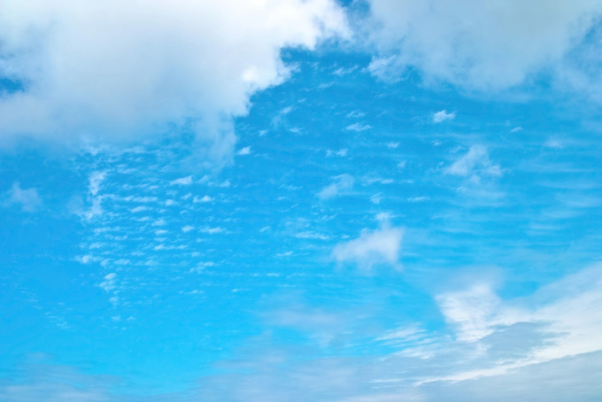 透明感のある青空と雲（空 壁紙の背景フリー画像）