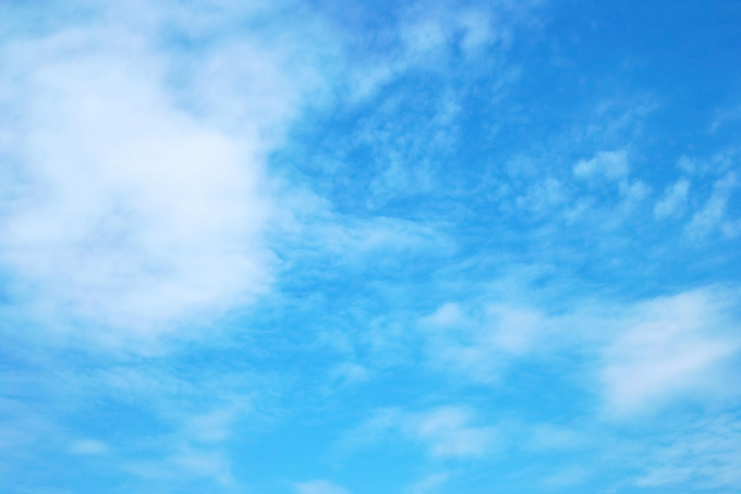 明るい青空に透ける薄い雲（青空 写真の背景フリー画像）
