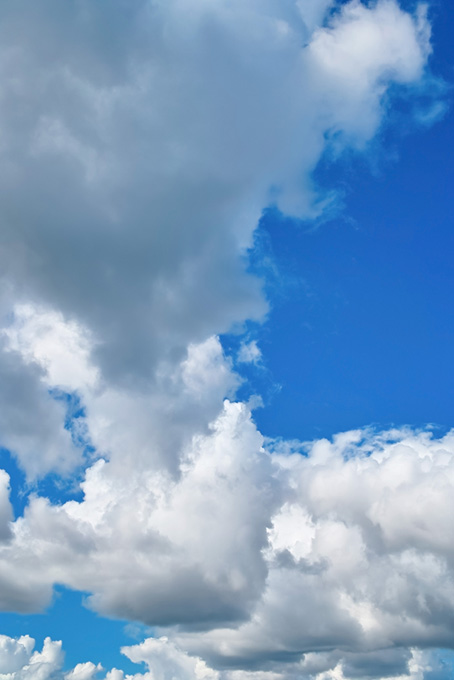 青空と押し寄せる夏の雲（青空 待ち受けの背景フリー画像）