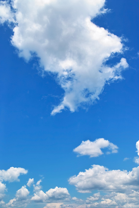 清々しい夏の青空と白い雲（空 風景の背景フリー画像）