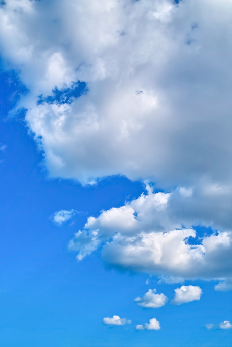 積雲が漂う清明な青空（空 素材の背景フリー画像）
