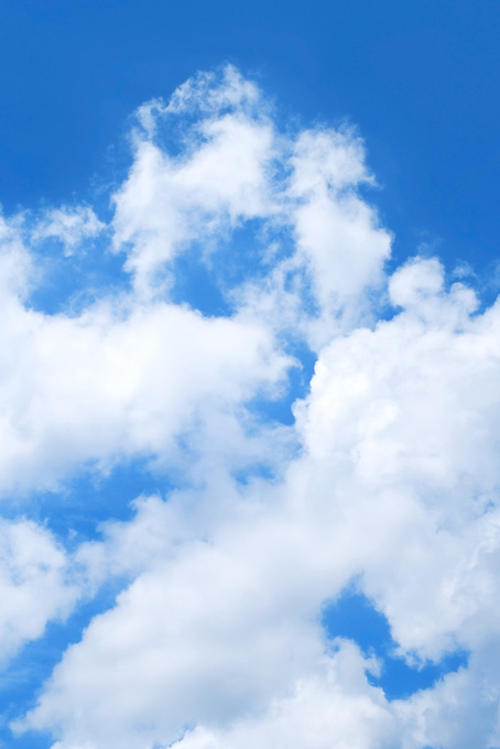 青空高く進む真っ白な雲（空 おしゃれの背景フリー画像）