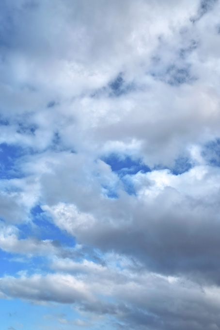 厚い雲が重なる青空（空 テクスチャの背景フリー画像）