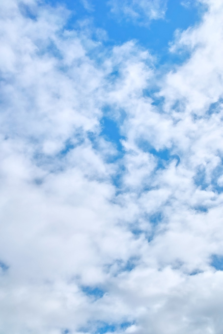 青空に張る千切れ雲（空 素材の背景フリー画像）