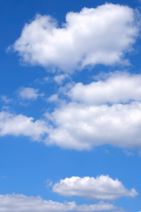 大きな綿雲が浮かぶ青空（空 テクスチャの背景フリー画像）