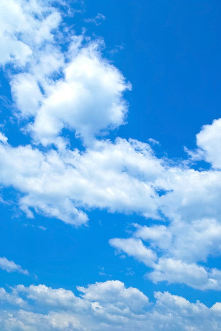 青空と風に流される雲（空 風景の背景フリー画像）