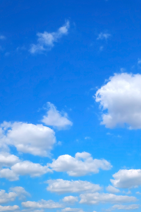 鮮麗な青空と長閑に浮かぶ雲（空 写真の背景フリー画像）