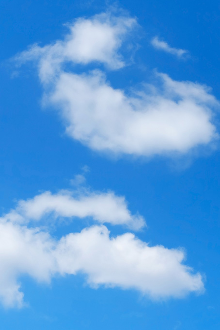 青空をのどかに浮かぶ雲（空 素材の背景フリー画像）