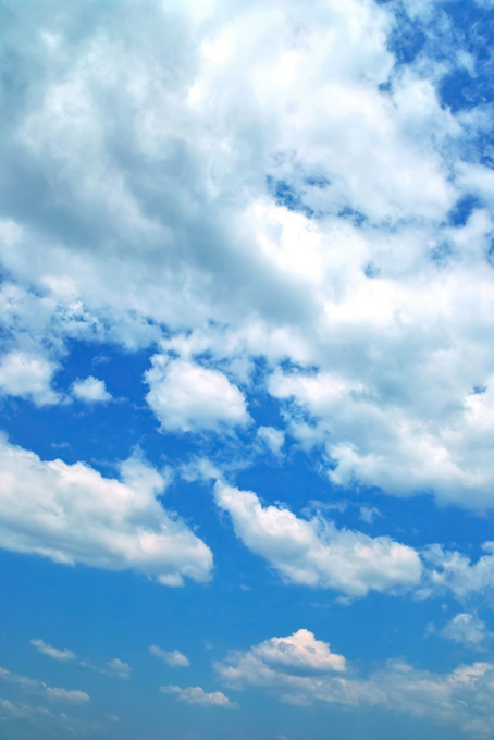 壮観な青空に幾つも雲が浮かぶ（空 綺麗の背景フリー画像）
