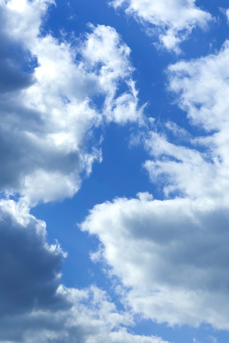 割れた雲の間から見える青空（空 テクスチャの背景フリー画像）