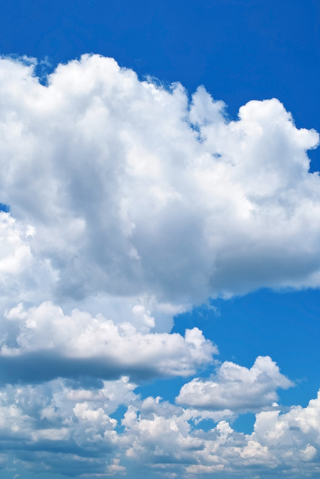 青空に群をなす積雲（空 風景の背景フリー画像）