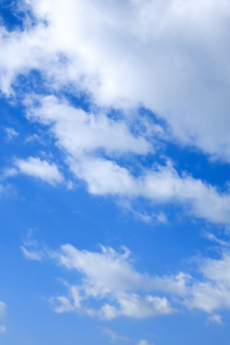 青空に伸びる毛玉のような雲（空 綺麗の背景フリー画像）