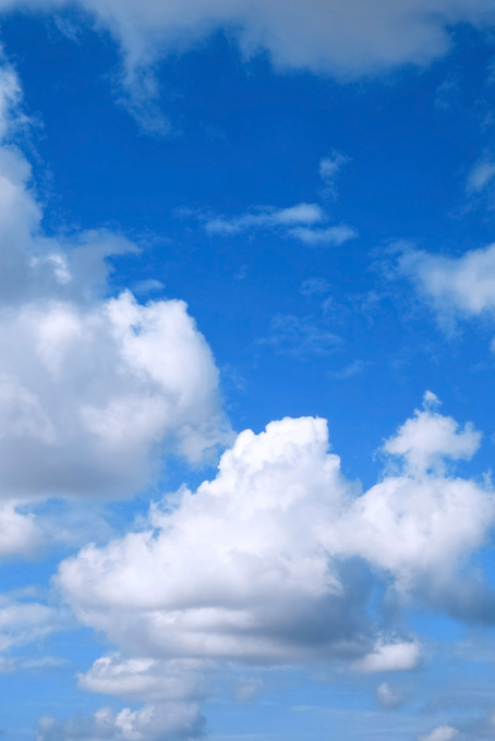 青空に居座る堂々とした雲（空 テクスチャの背景フリー画像）
