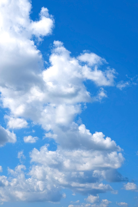 青空の遠くまで連なる雲（空 風景の背景フリー画像）