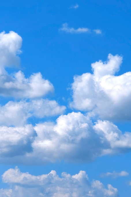 青空に浮かぶ綿菓子のような雲（空 素材の背景フリー画像）
