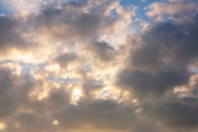 夕日を隔てて輝く夕焼けの雲（空 綺麗の背景フリー画像）