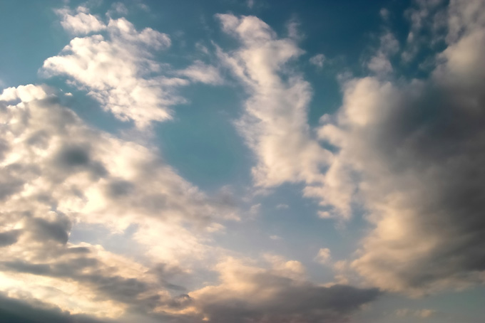 雄大な雲が輝く夕焼けの始まり（夕焼け 雲の背景フリー画像）