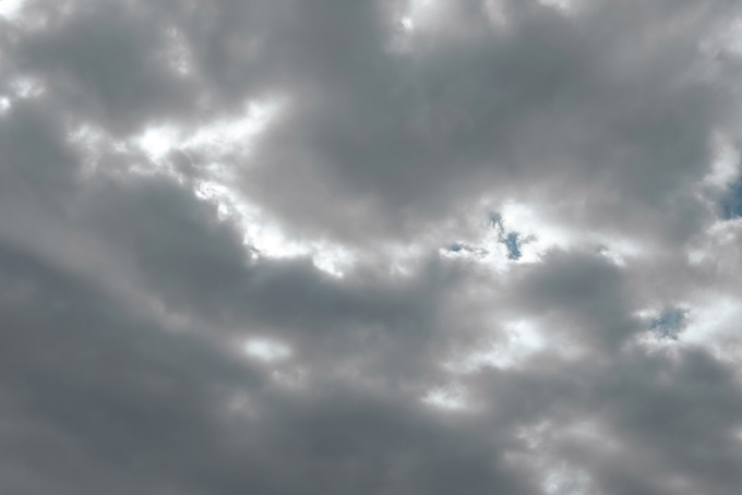 空一面のまだら雲から漏れる光（空 壁紙の背景フリー画像）