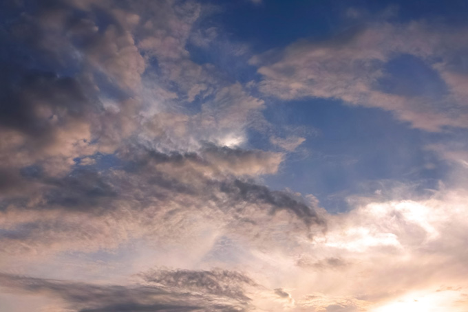 暗い青空を囲む夕焼けの雲（空 素材の背景フリー画像）