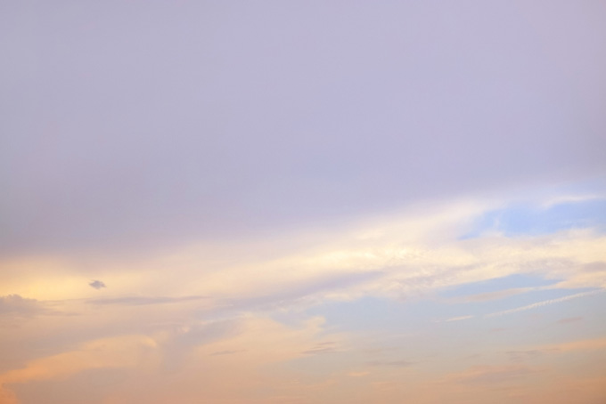 薄く雲を染める閑やかな夕焼け（空 風景の背景フリー画像）