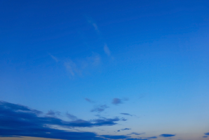 早朝の澄み切った青い空（空 写真の背景フリー画像）