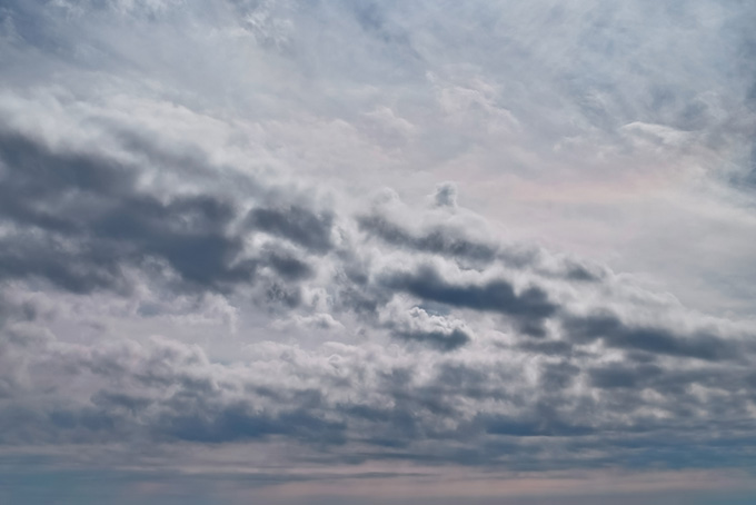 墨を流し入れた様な雲と灰色の空（空 待ち受けの背景フリー画像）