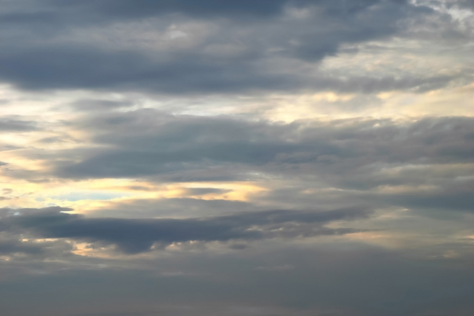 灰色の雲がかかる朝焼の空（空 綺麗の背景フリー画像）