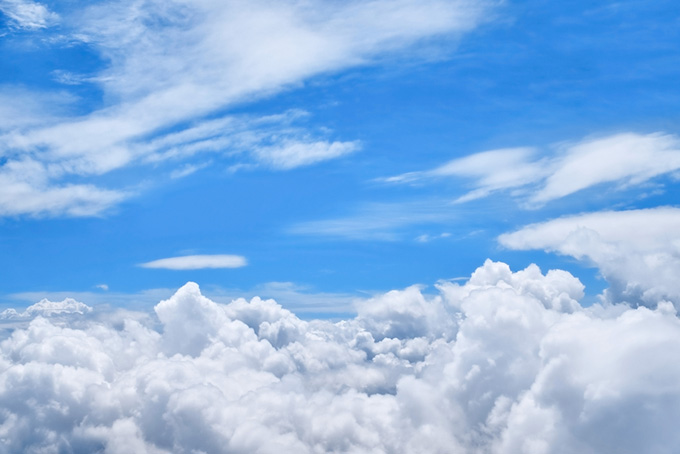 層積雲が湧き上る上空の青空（空 綺麗の背景フリー画像）