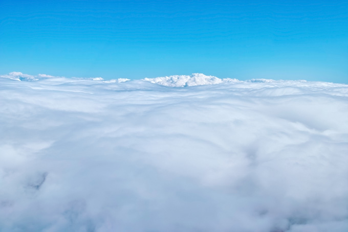 上空の見渡す限りの雲と青空（空 風景の背景フリー画像）