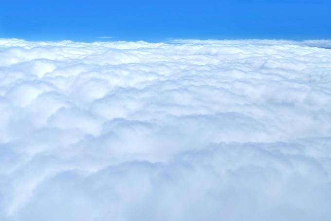 雲の上の透き通った青空（空 写真の背景フリー画像）
