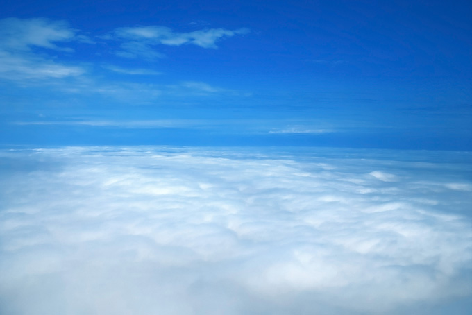 青空と渺茫たる白雲の大地（空 写真の背景フリー画像）