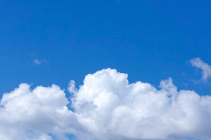 白い雲が横たわる紺色の青空（空 待ち受けの背景フリー画像）