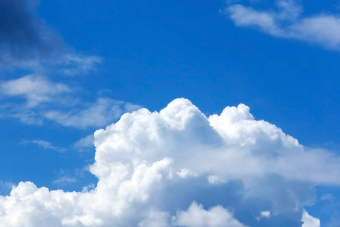 無毛雲と瑠璃紺の青空（空 素材の背景フリー画像）