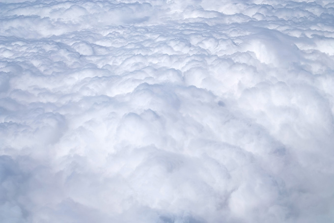 雲の上に広がる白い別世界（空 おしゃれの背景フリー画像）