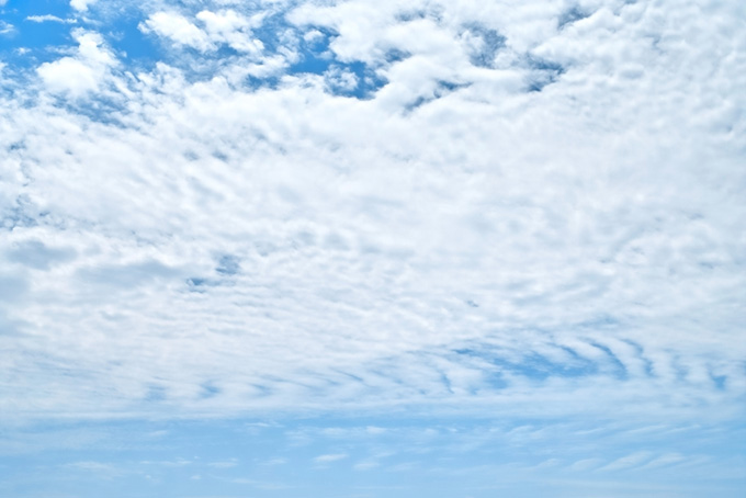 青空を遮る波打つ白雲の壁（空 待ち受けの背景フリー画像）
