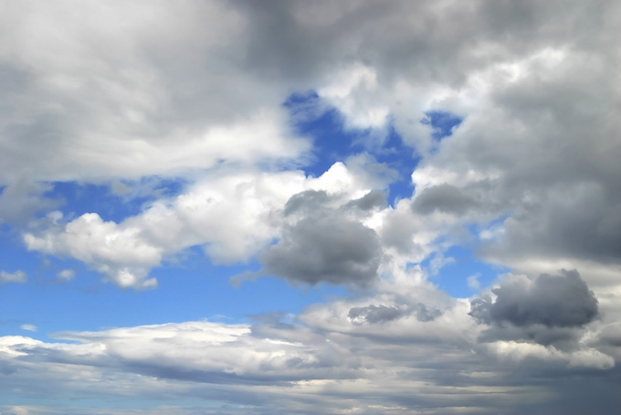 黒みを帯びた群雲が浮かぶ青空（空 壁紙の背景フリー画像）