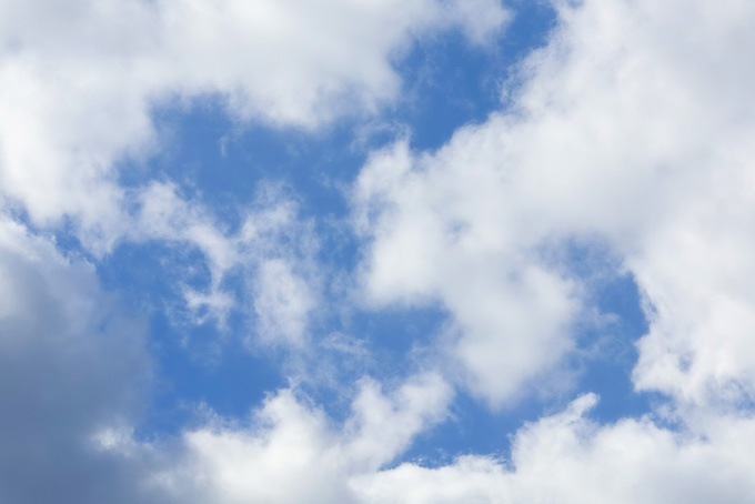 雲の間から見える清爽な青空（空 壁紙の背景フリー画像）